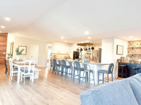 Group House Sleeps 26 THE ATTIC - 2 Miles to Cedar Point